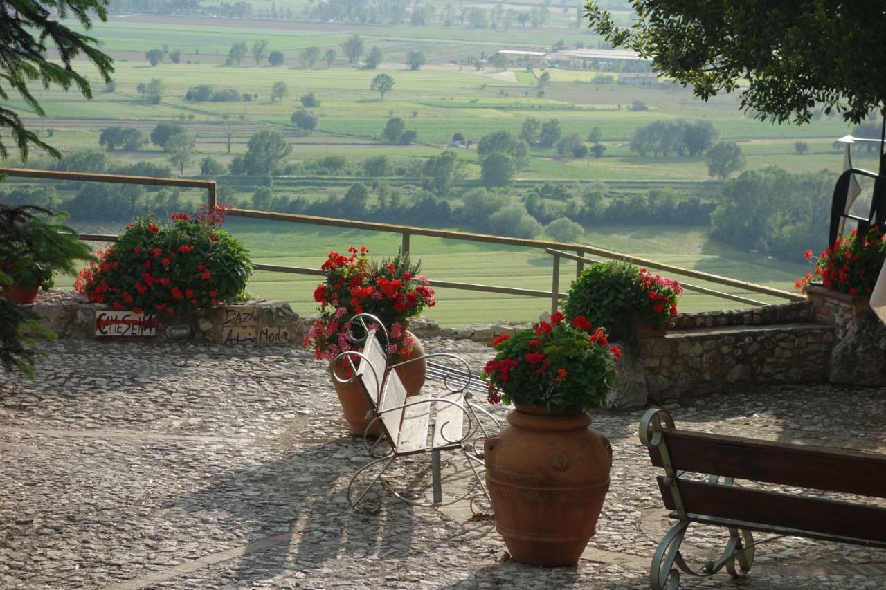 Relais Borgo Lizori Country House Campello sul Clitunno Bagian luar foto